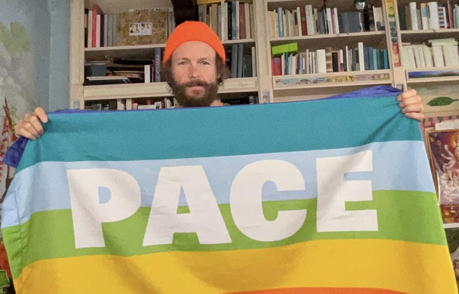 Jovanotti con la bandiera della Pace: “Fermatevi vi prego”