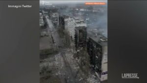 Ucraina: Borodianka distrutta dai russi, le immagini del drone sono impressionanti