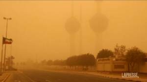 Kuwait colpito da tempesta di sabbia, una spessa coltre gialla avvolge anche le Kuwait Towers