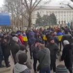 Ucraina, cittadini scendono in piazza a Kherson contro occupazione russa