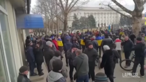 Ucraina, cittadini scendono in piazza a Kherson contro occupazione russa