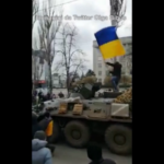 Ucraina, a Kherson un cittadino sale su un tank russo con la bandiera ucraina