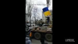 Ucraina, a Kherson un cittadino sale su un tank russo con la bandiera ucraina