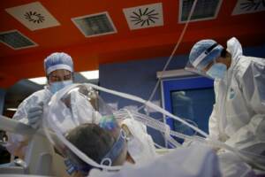 Covid: Iss, booster protegge al 92% da casi gravi. Speranza, valuteremo stop green pass