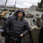 Kiev denuncia: “Evacuazione fallita, Russia non rispetta la tregua”. Lunedì terzo giro di negoziati. Putin: “Sanzioni sono dichiarazioni di guerra”.  La RAI sospende i servizi dalla Russia