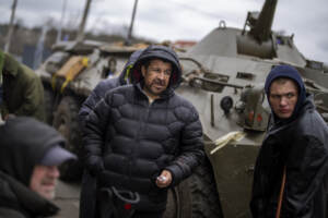 Kiev denuncia: “Evacuazione fallita, Russia non rispetta la tregua”. Lunedì terzo giro di negoziati. Putin: “Sanzioni sono dichiarazioni di guerra”.  La RAI sospende i servizi dalla Russia