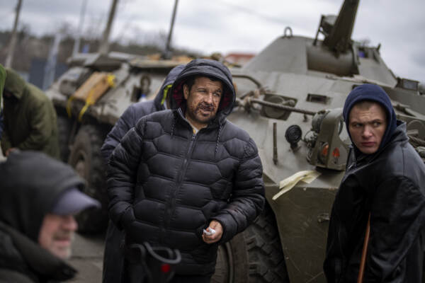 Kiev denuncia: “Evacuazione fallita, Russia non rispetta la tregua”. Lunedì terzo giro di negoziati. Putin: “Sanzioni sono dichiarazioni di guerra”.  La RAI sospende i servizi dalla Russia
