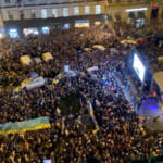 Ucraina, Zelensky collegato in video: migliaia i cittadini nelle piazze europee