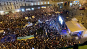 Ucraina, Zelensky collegato in video: migliaia i cittadini nelle piazze europee