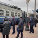 Kiev, donne e bambini salgono sui treni per lasciare la capitale