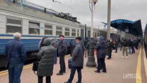 Kiev, donne e bambini salgono sui treni per lasciare la capitale