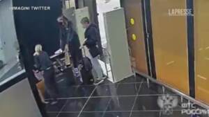 Russia: arrestata per droga campionessa di basket americana, le immagini dei controlli in aeroporto