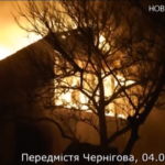Ucraina, bombardamenti a Chernihiv: casa in fiamme