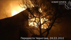 Ucraina, bombardamenti a Chernihiv: casa in fiamme