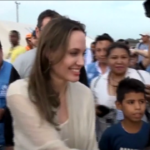 Angelina Jolie visita un campo profughi in Yemen