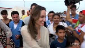 Angelina Jolie visita un campo profughi in Yemen
