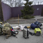 Ancora bombe sulle città, a Mariupol interrotta evacuazione. Mosca avvisa: “Chi ospita jet ucraini sarà coinvolto in guerra”. Draghi sente Zelensky: “L’Italia vi sostiene”