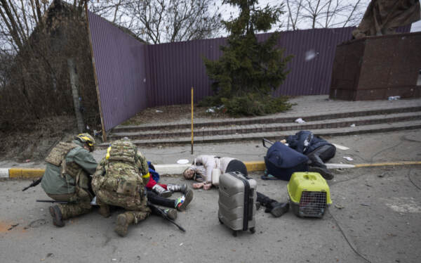 Ancora bombe sulle città, a Mariupol interrotta evacuazione. Mosca avvisa: “Chi ospita jet ucraini sarà coinvolto in guerra”. Draghi sente Zelensky: “L’Italia vi sostiene”