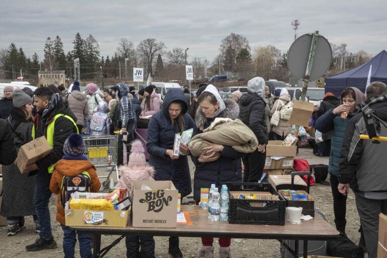 Polonia, arrivati 920 mila profughi. Record 130 mila in un giorno – LE IMMAGINI