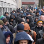 Ucraina: in centinaia in coda a Kiev per arruolarsi nell’esercito