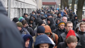 Ucraina: in centinaia in coda a Kiev per arruolarsi nell’esercito