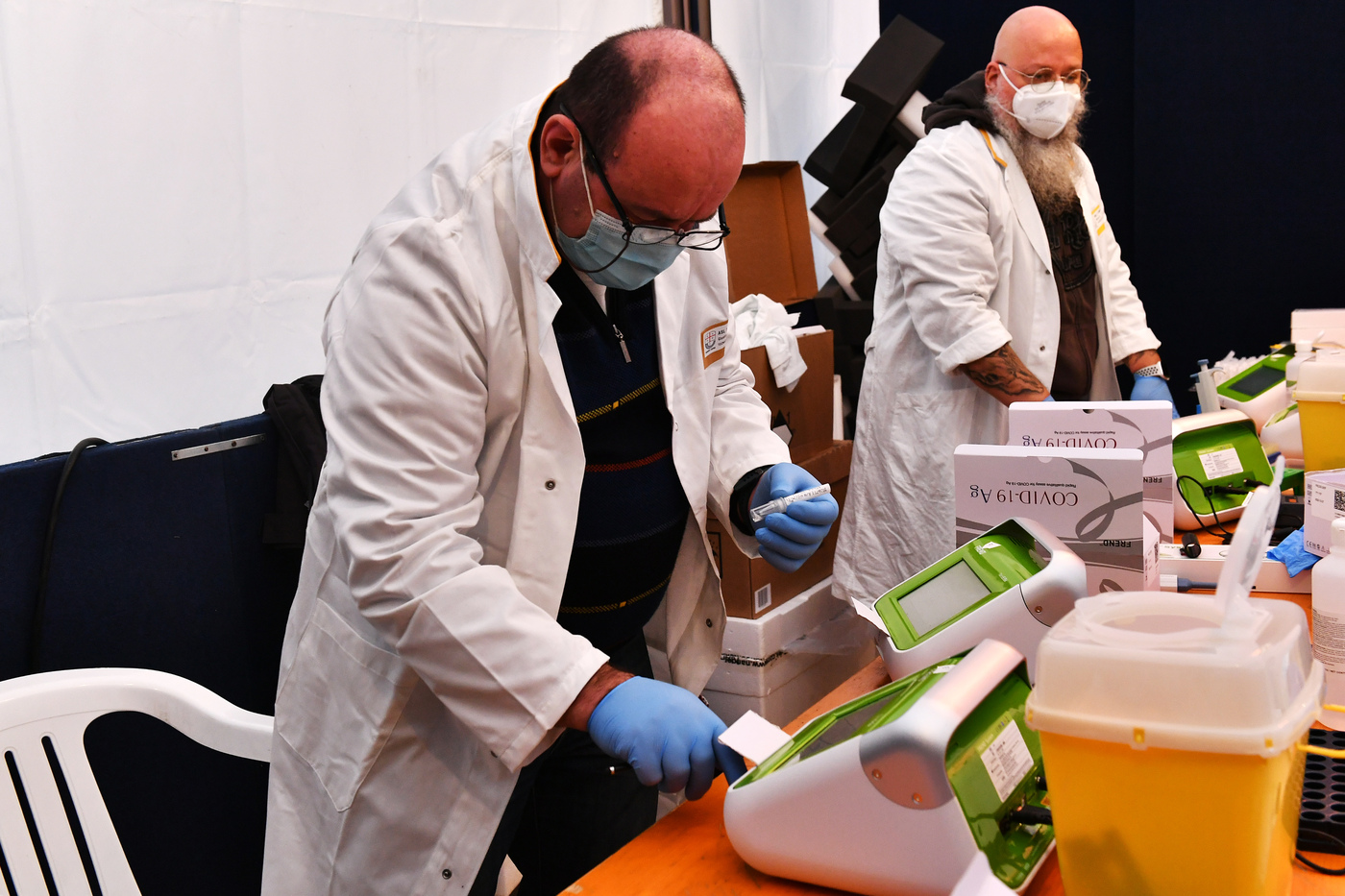 Covid: casi in calo ma decessi e ricoveri in aumento. Speranza: fase diversa ma resto prudente