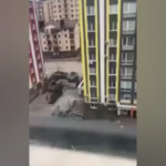 Ucraina: le immagini dei carri armati russi tra i palazzi di Irpin, a ovest di Kiev