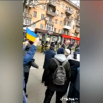 Ucraina, non si fermano le proteste a Kherson: i cittadini affrontano i soldati russi