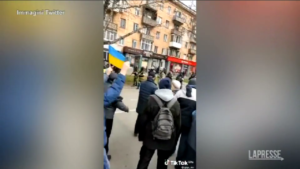 Ucraina, non si fermano le proteste a Kherson: i cittadini affrontano i soldati russi