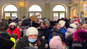 Continua l’esodo dall’Ucraina, la stazione di Przemsyl invasa dai profughi