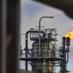 Petrolio e gas Russia: Usa ed Europa valutano embargo, il Brent schizza fino a $140 al barile