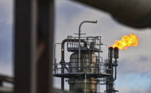 Petrolio e gas Russia: Usa ed Europa valutano embargo, il Brent schizza fino a $140 al barile