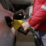 Benzina sfonda i 2 euro al litro anche in self. Stangata da 558 euro all’anno