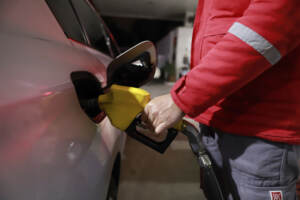 Benzina sfonda i 2 euro al litro anche in self. Stangata da 558 euro all’anno