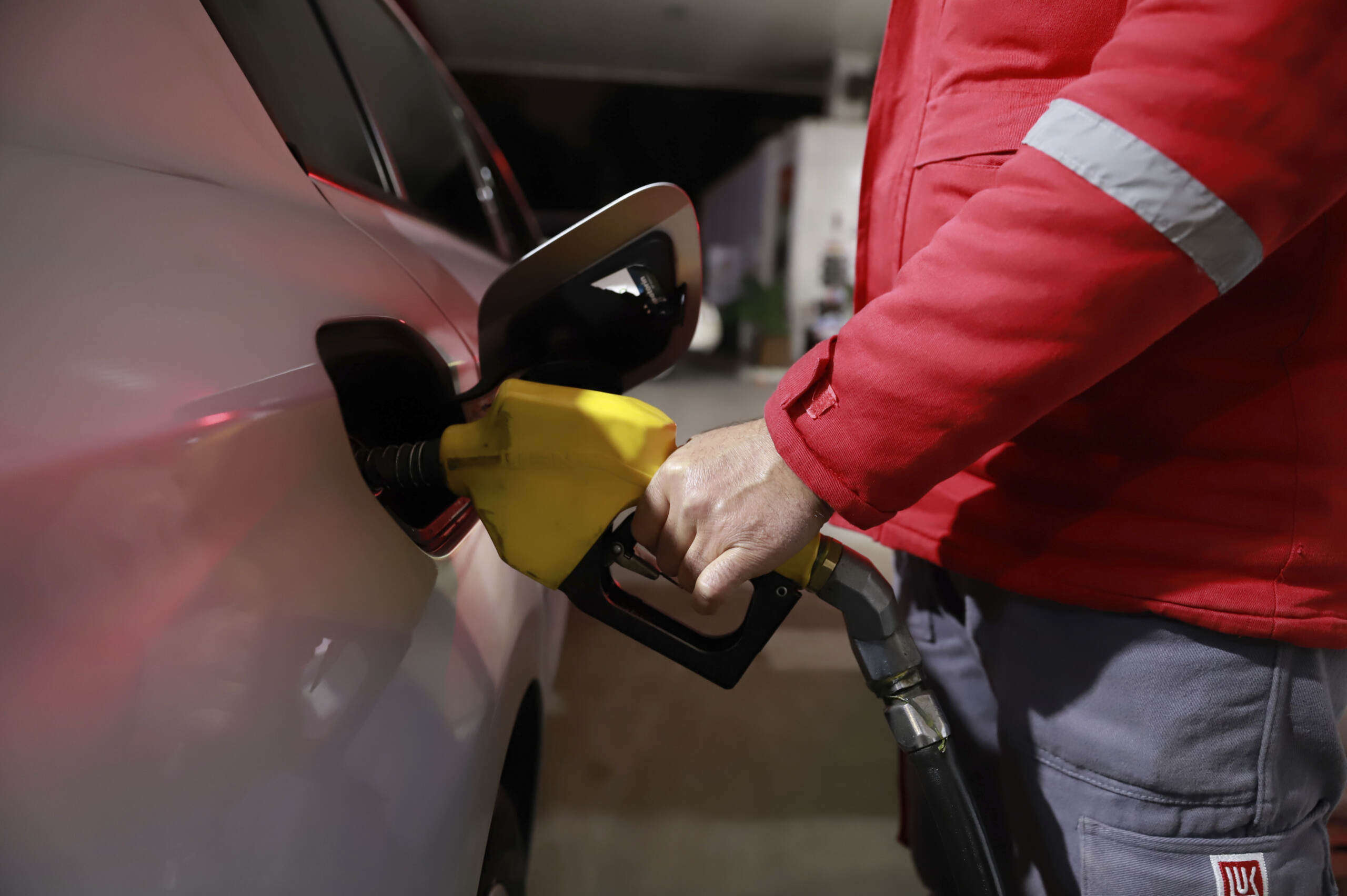 Benzina sfonda i 2 euro al litro anche in self. Stangata da 558 euro all’anno Benzina sfonda i 2 euro al litro anche in self. Stangata da 558 euro all’anno