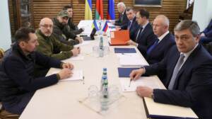 Ucraina, concluso il terzo round di negoziati: “Piccoli sviluppi positivi”. Cessate il fuoco per corridoi dalle 8 di stamattina. Zelensky: “Non mi nascondo, non ho paura”