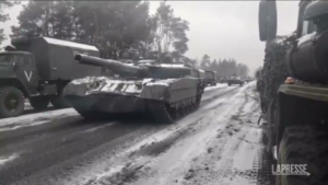 Ucraina: i tank russi in movimento, le immagini diffuse da Mosca