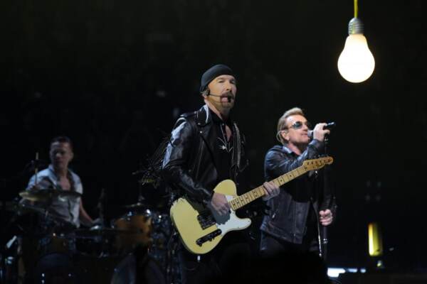 U2: “Gli ucraini insegnano al mondo le libertà”
