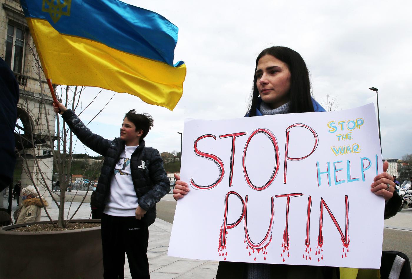 Ucraina: Biden vieta import petrolio da Russia. Zelensky: “Possibile compromesso su Donbass”