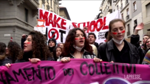 8 Marzo, studentesse in piazza a Milano: “Contro guerre e patriarcato”