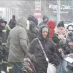 Ucraina, i profughi arrivano alla frontiera con la Romania sotto la neve