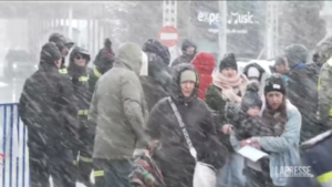 Ucraina, i profughi arrivano alla frontiera con la Romania sotto la neve