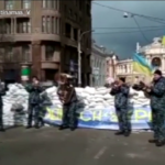 Odessa, una banda militare suona ‘Dont Worry, Be Happy’ di fronte al Teatro dell’Opera