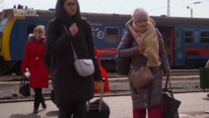 Ucraina, in fuga dalla guerra anche l’8 marzo: “Noi donne ucraine siamo le più forti”