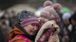 8 marzo in Ucraina, le donne e le mamme in fuga dalla guerra – LE IMMAGINI