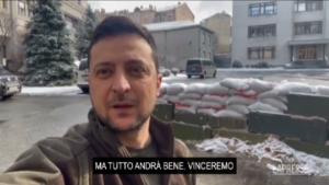 Ucraina, Zelensky: “Sta nevicando ma tutto andrà bene, vinceremo”