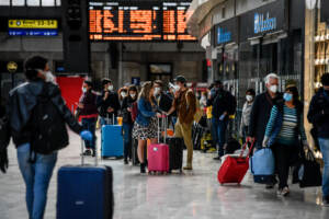 Partenza del treno per Napoli in Stazione Centrale, nel primo giorno della fase 2 dell’emergenza coronavirus