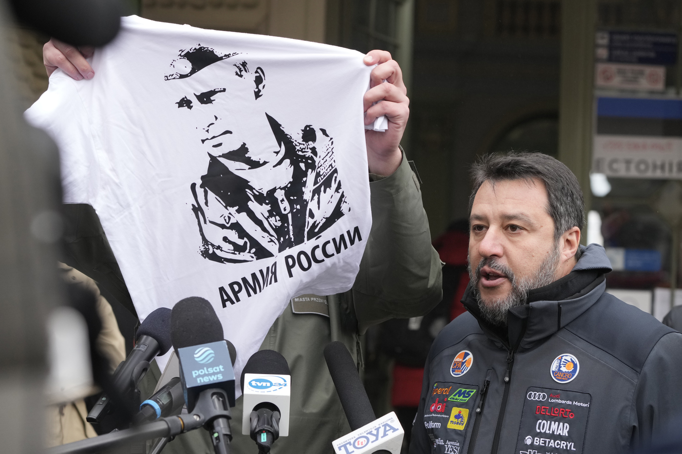 Ucraina: Salvini contestato a Przemysl. Il leader Lega tira dritto: “Aiutiamo chi scappa da guerra”