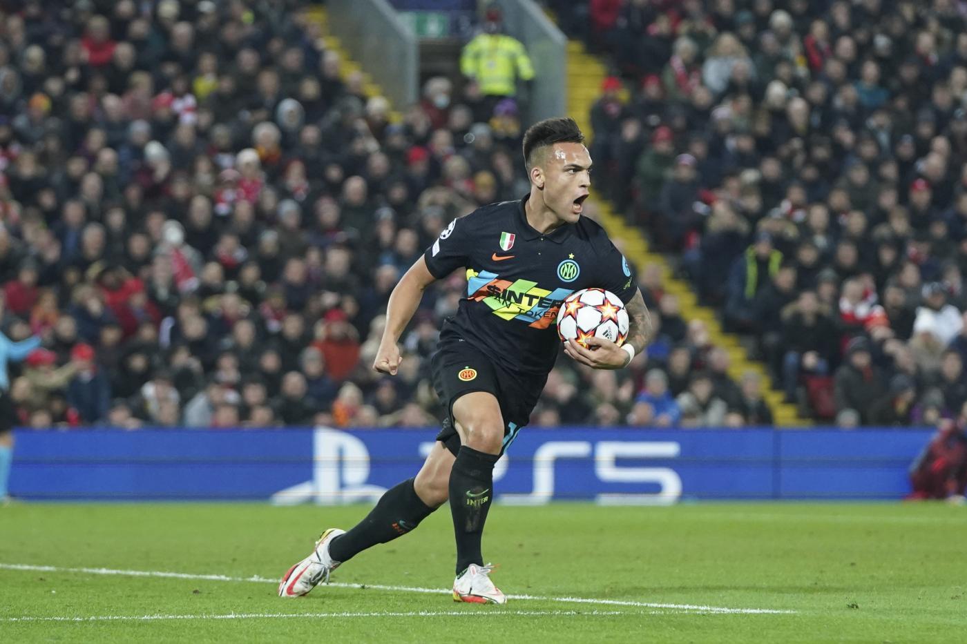 Champions: la magia di Lautaro non basta. L’Inter espugna Anfield ma passano i Reds