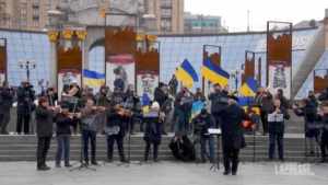 Ucraina: orchestra suona inno nazionale nel centro di Kiev